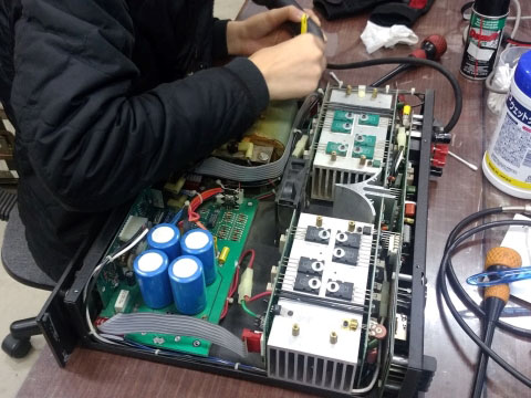舞台音響機器保守管理作業写真