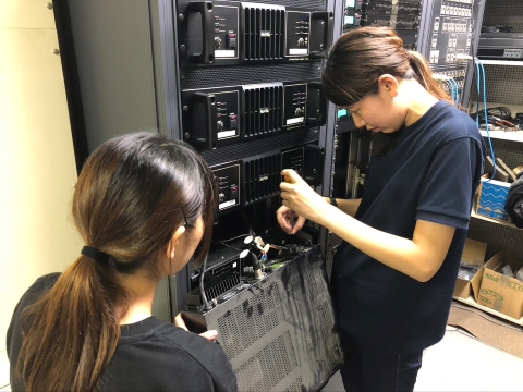 舞台音響機器保守管理作業写真