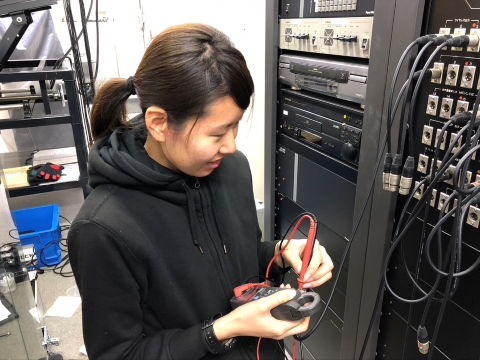 舞台音響機器保守管理作業写真