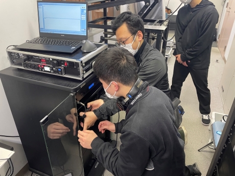 舞台音響機器保守管理作業写真