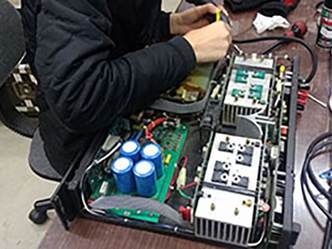 舞台音響機器保守管理作業写真