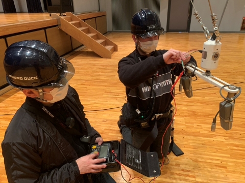 舞台音響機器保守管理作業写真